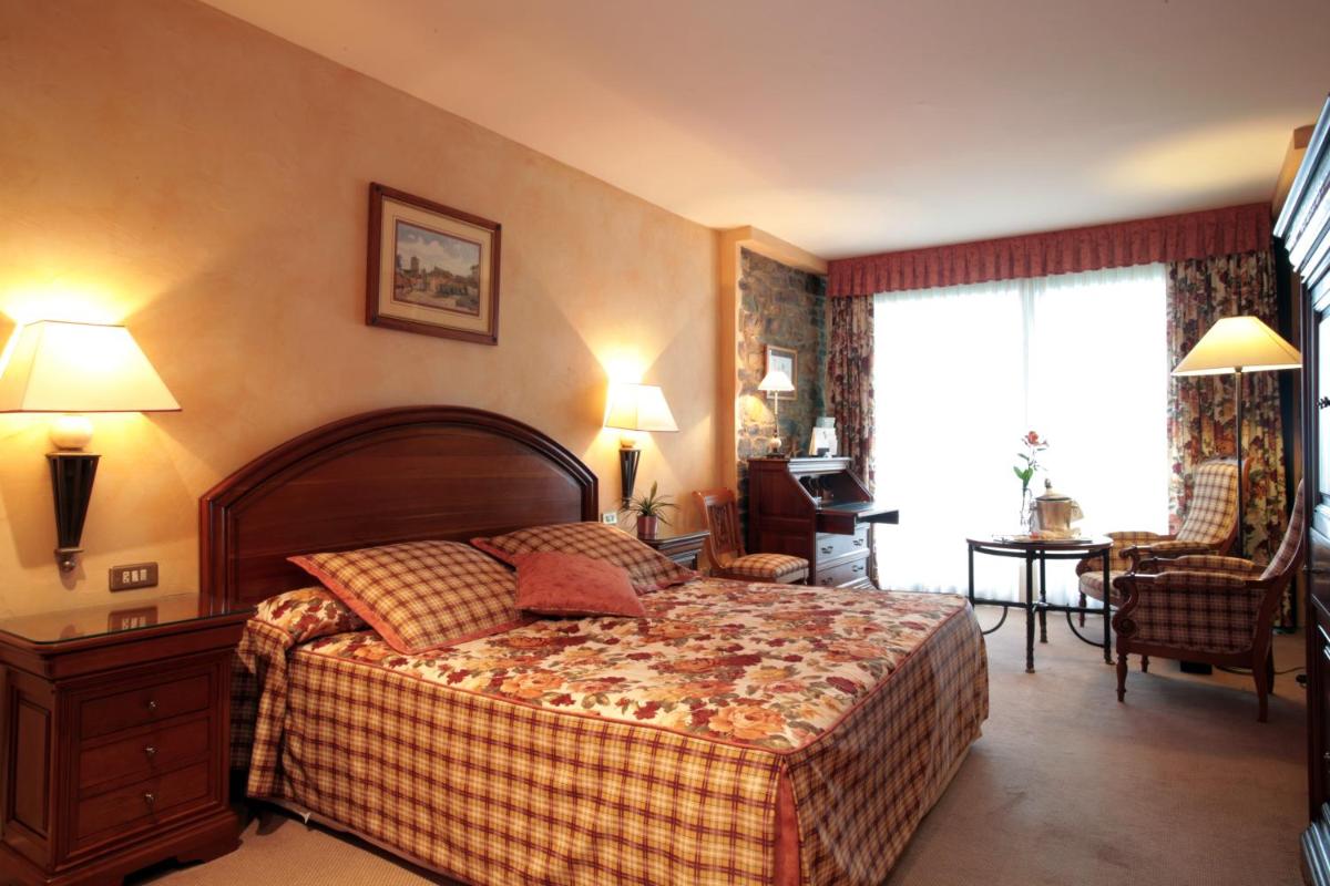 Cama o camas de una habitación en HOTEL & SPA El Castell de Ciutat