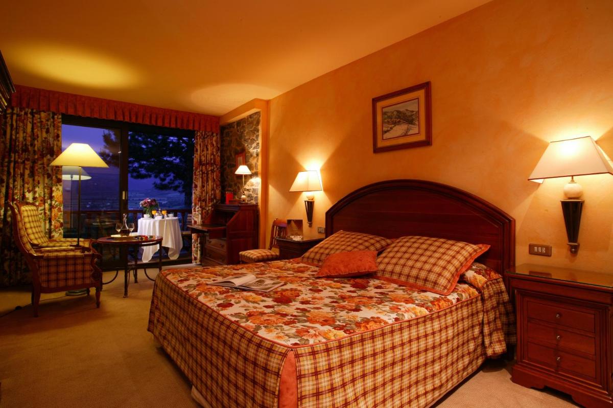 Cama o camas de una habitación en HOTEL & SPA El Castell de Ciutat