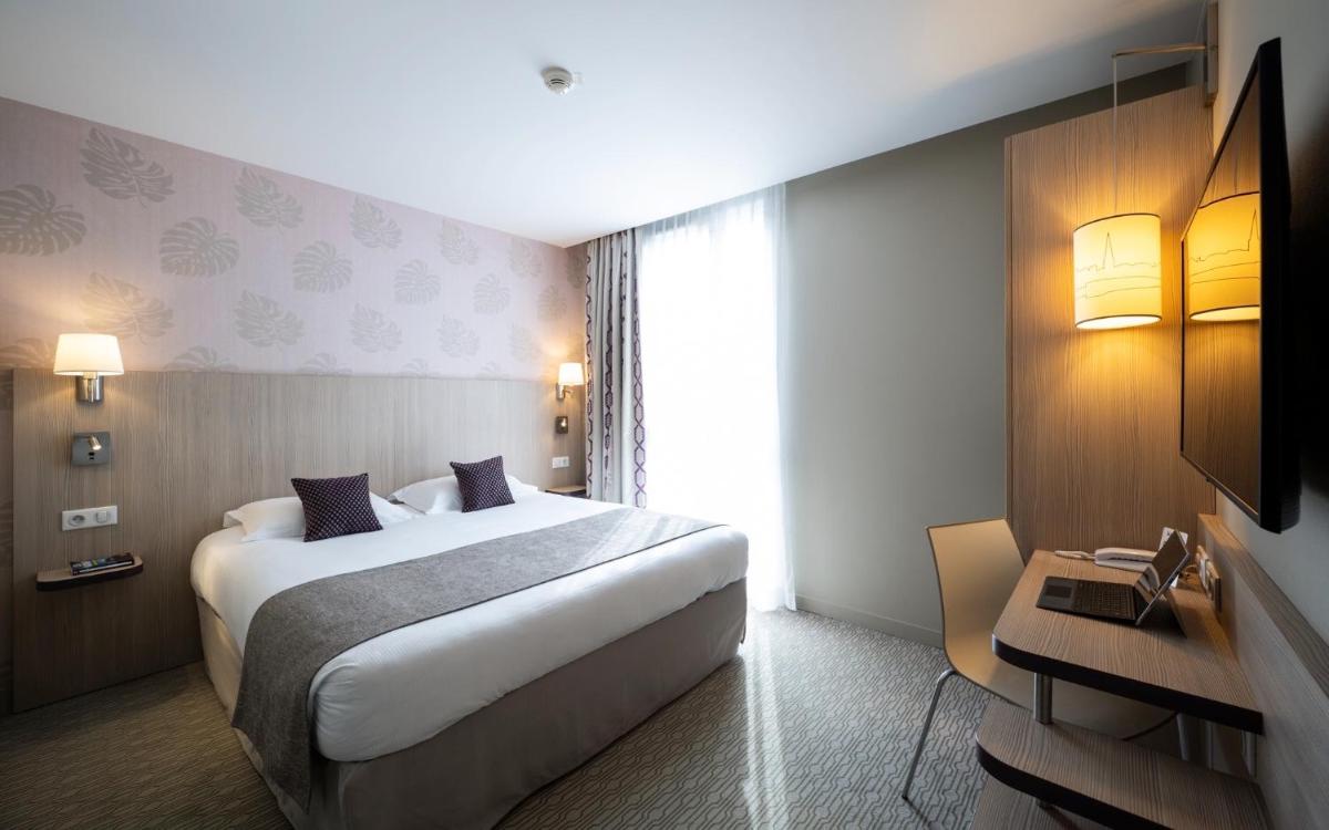 Télévision ou salle de divertissement dans l'établissement Kyriad Prestige Saint-Malo