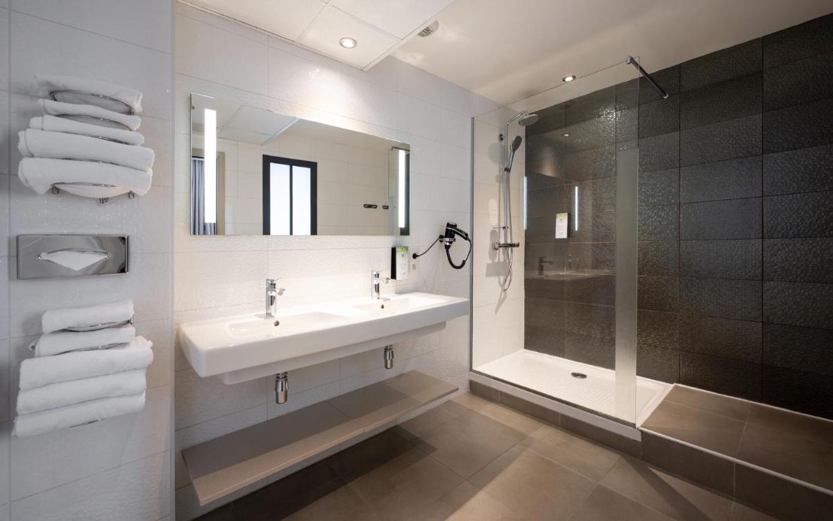 Salle de bains dans l'établissement Kyriad Prestige Saint-Malo