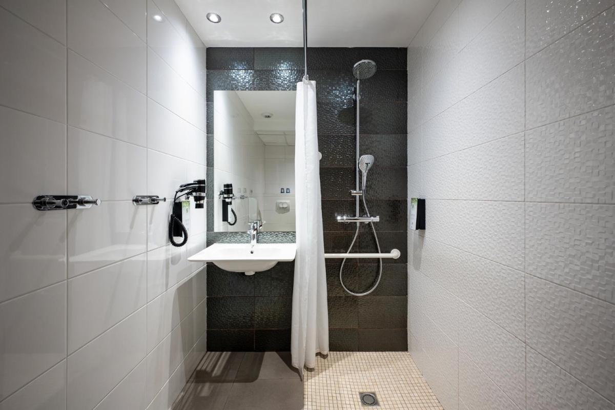Salle de bains dans l'établissement Kyriad Prestige Saint-Malo