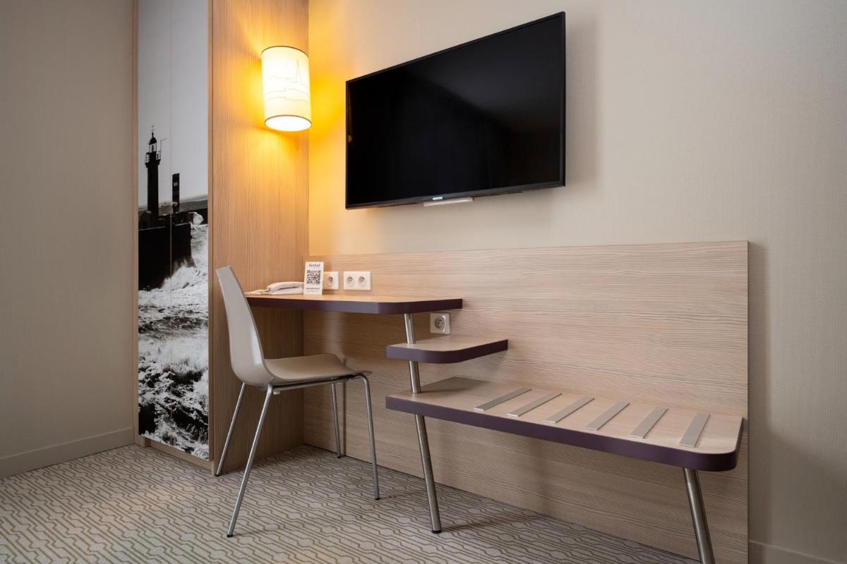 Télévision ou salle de divertissement dans l'établissement Kyriad Prestige Saint-Malo