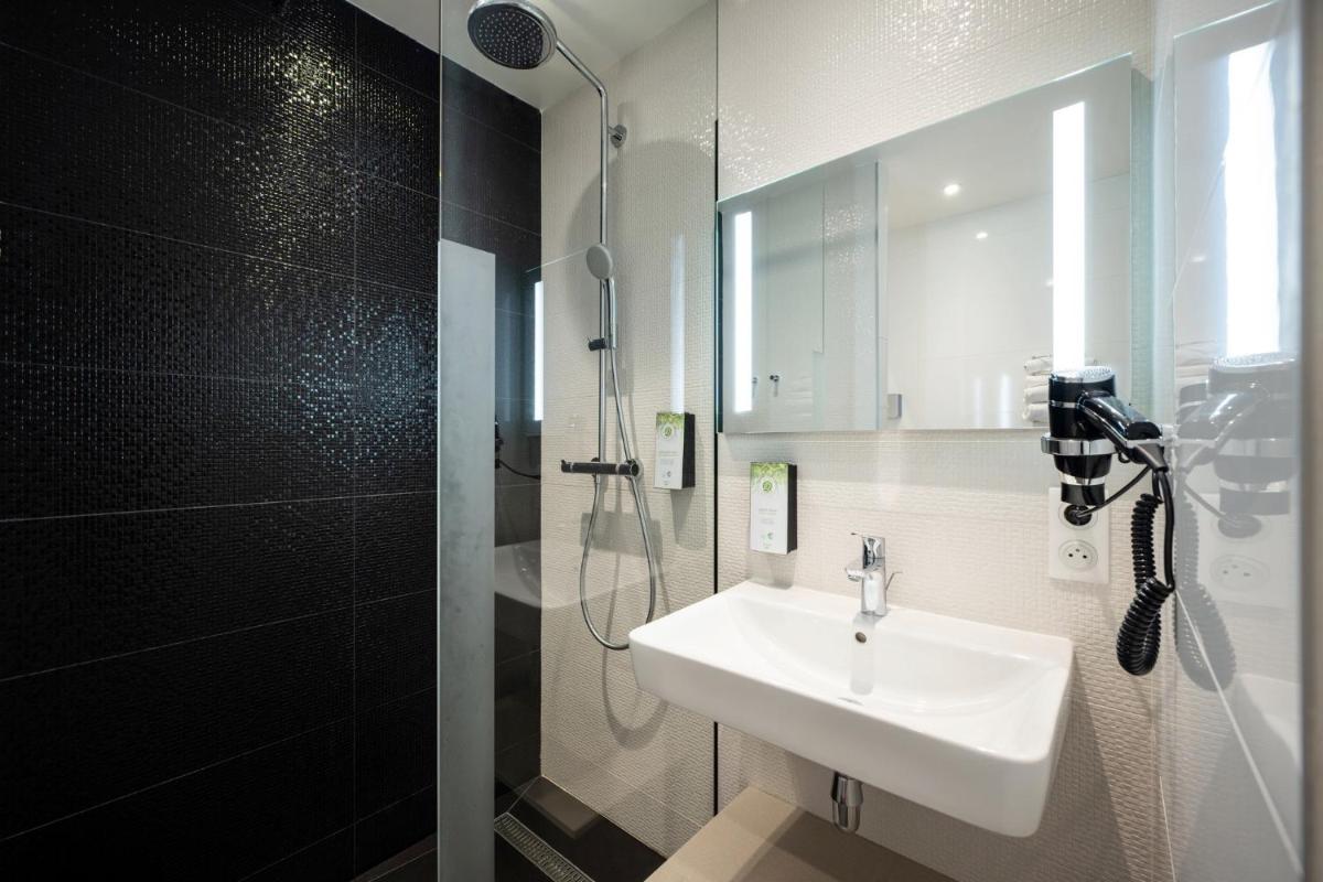 Salle de bains dans l'établissement Kyriad Prestige Saint-Malo