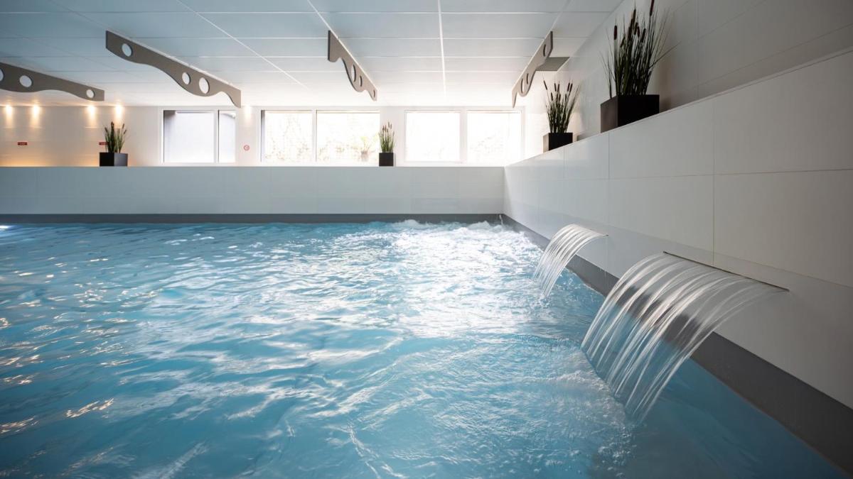 Piscine de l'établissement Kyriad Prestige Saint-Malo ou située à proximité