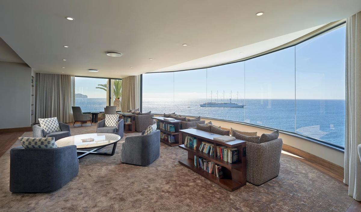 Uma área de estar em The Cliff Bay - PortoBay