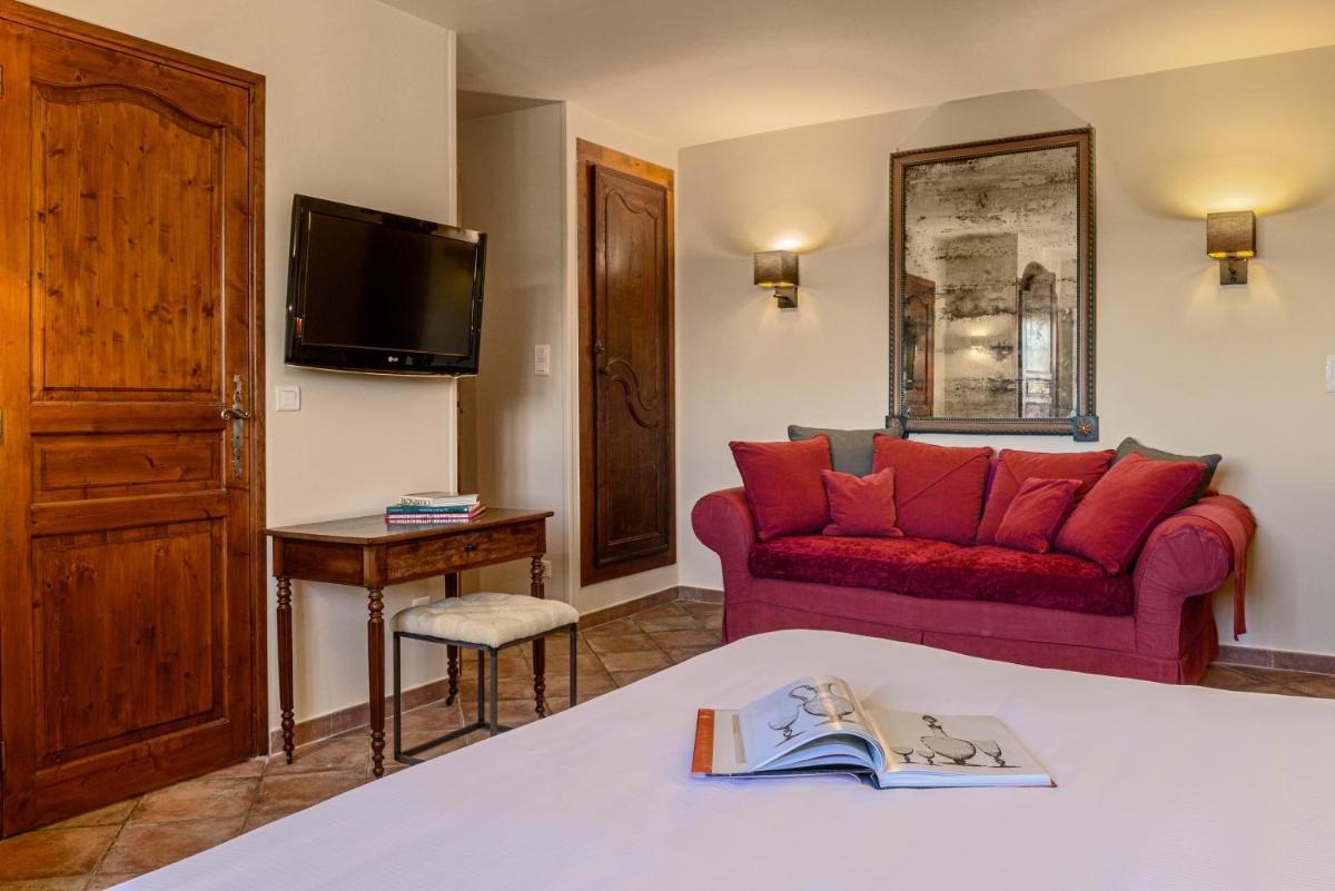 Télévision ou salle de divertissement dans l'établissement La Bastide du Calalou Hotel & Spa, BW Signature Collection