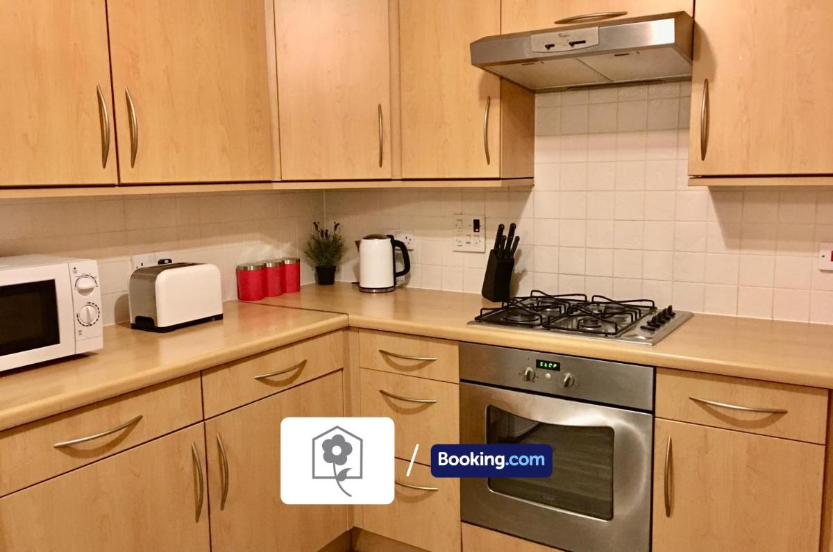 Eastleigh House By Your Stay Solutions Short Lets & Serviced Accommodation Southampton With Free Wi-Fi & Close to Airport - Housity