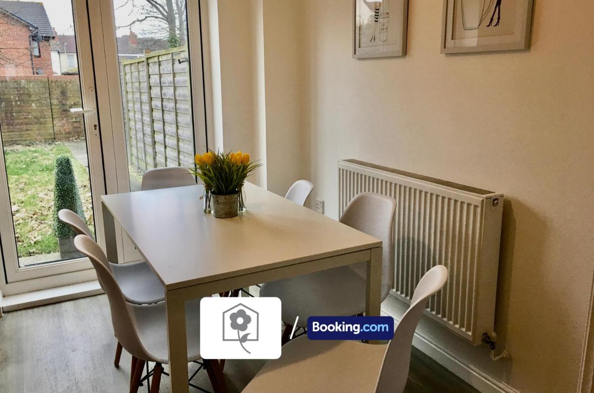 Eastleigh House By Your Stay Solutions Short Lets & Serviced Accommodation Southampton With Free Wi-Fi & Close to Airport - Housity