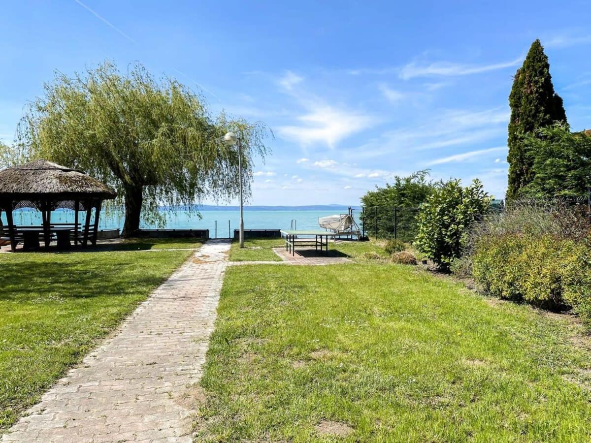 Tóparti villa, közvetlen vízkapcsolattal - Housity