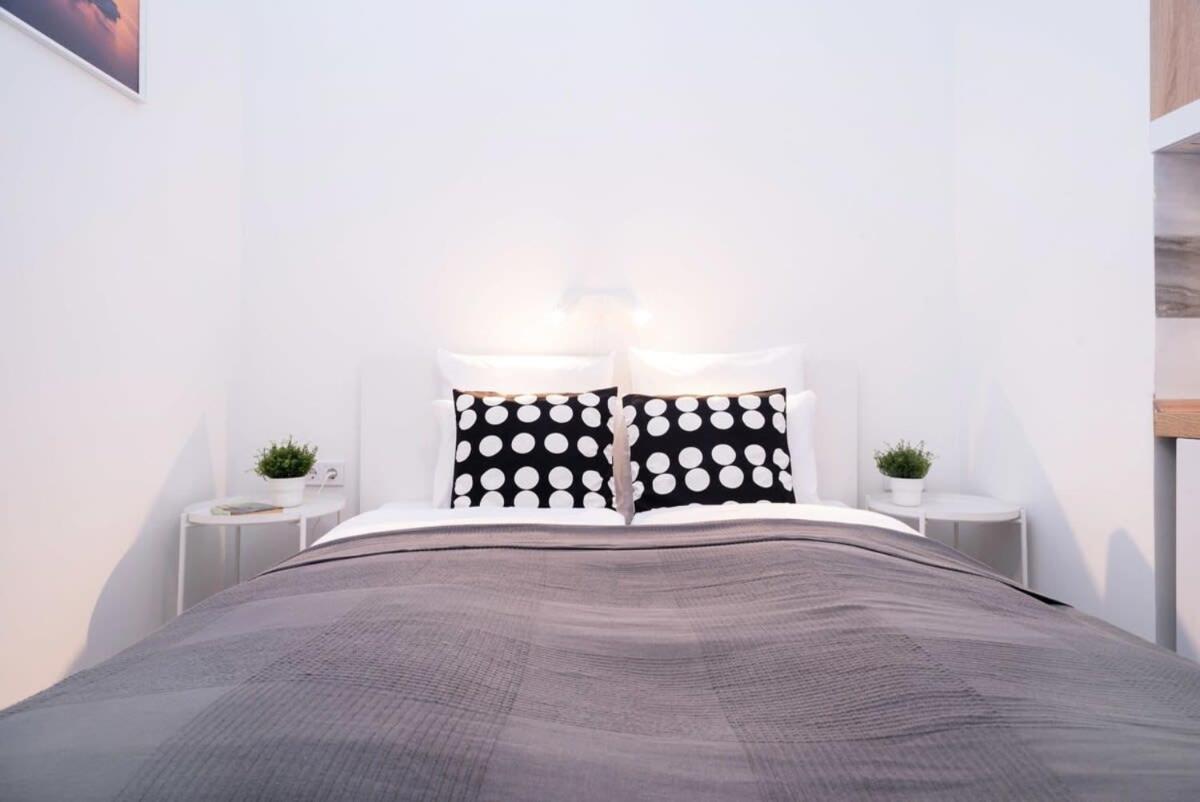 New comfy studio at convenient location - Housity