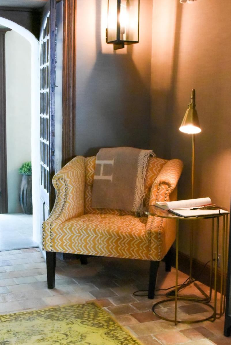 Coin salon dans l'établissement Le Général d'Elbée Hotel & Spa - Teritoria