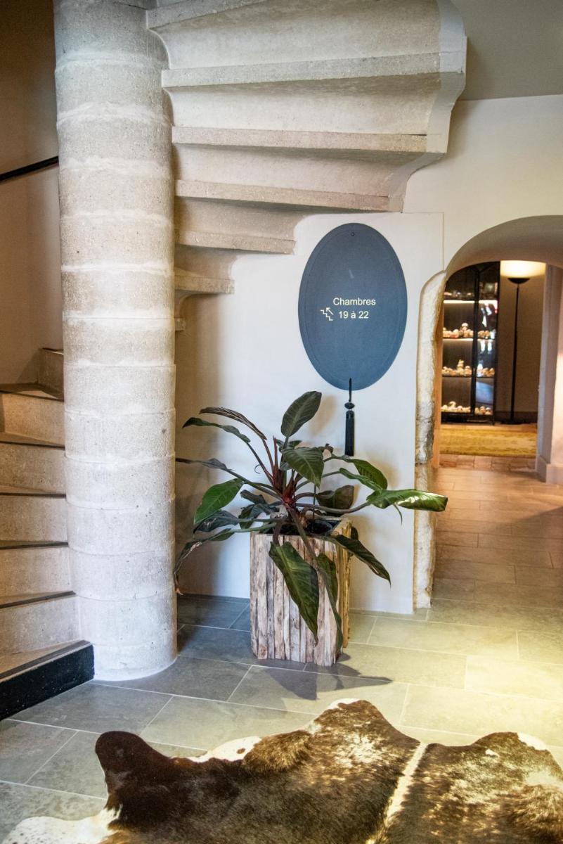 une plante en pot dans un hall avec un escalier dans l'établissement Le Général d'Elbée Hotel & Spa - Teritoria, à Noirmoutier-en-l'lle 96 autres photos