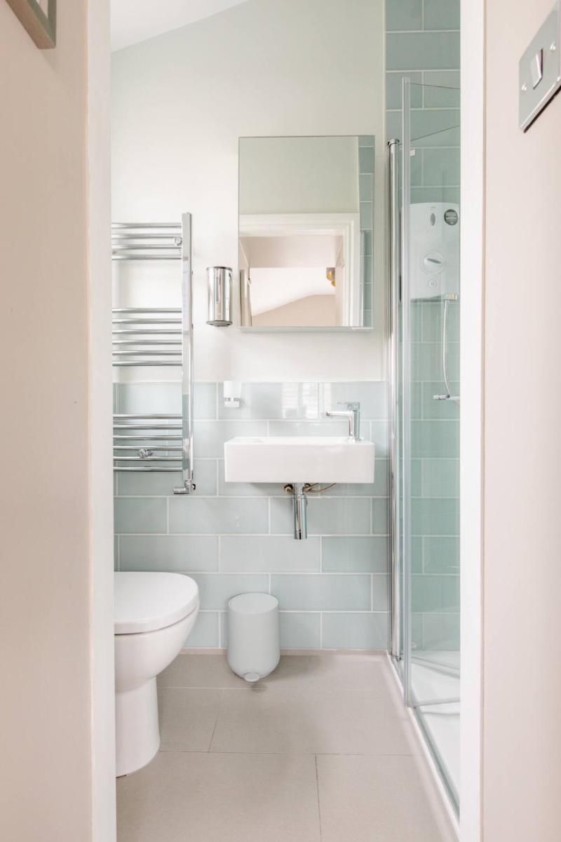 Luxury King-bed Ensuite With Tranquil Garden Views - Housity