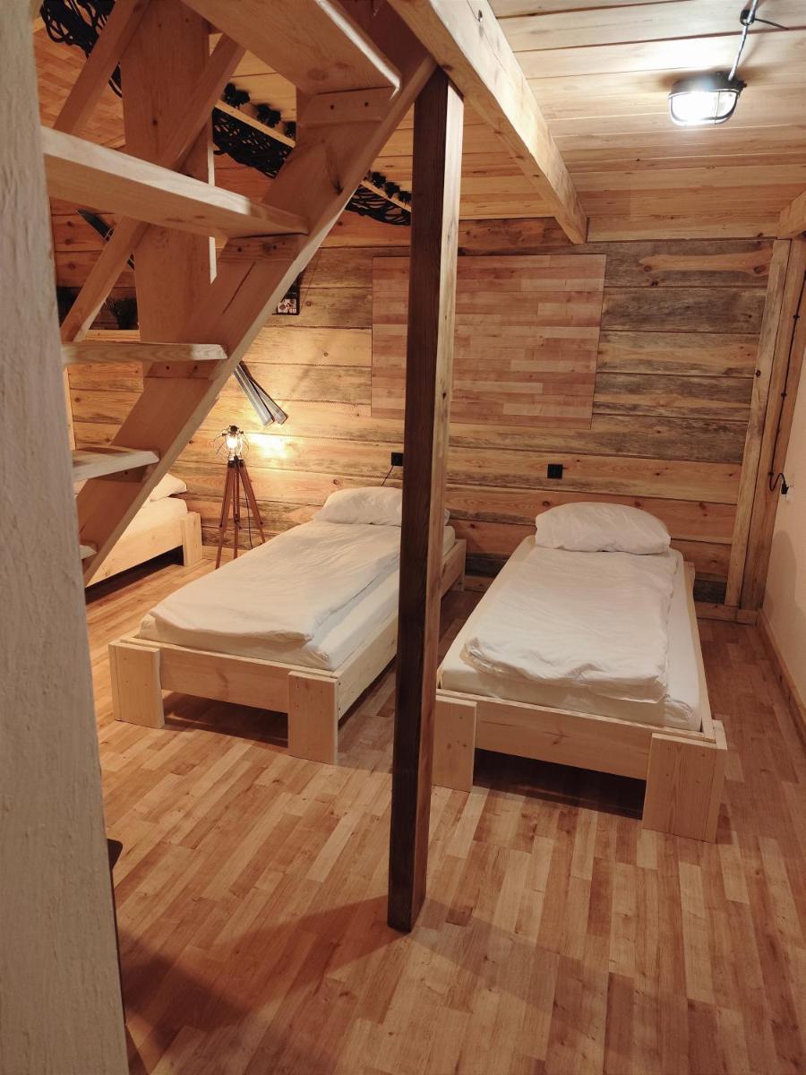 Osada Brzeziny - Housity