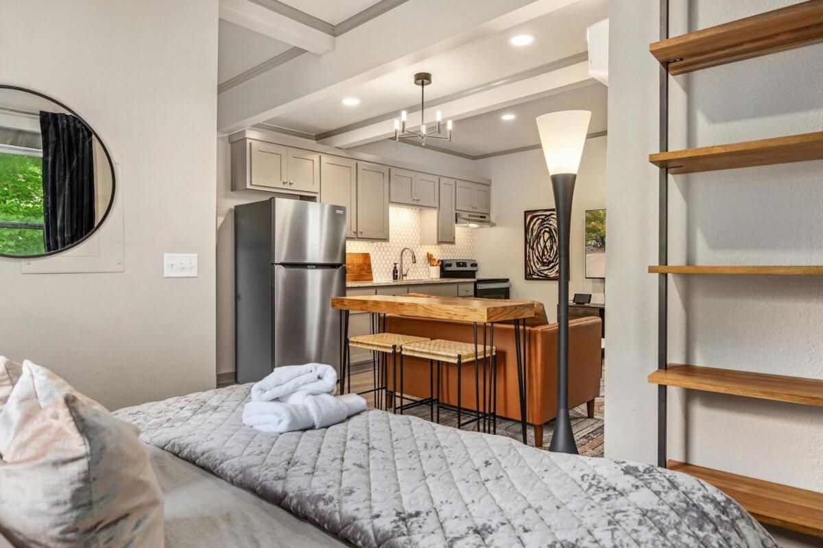 Apt on Town Square - Ultimate DT Fay Location - Housity