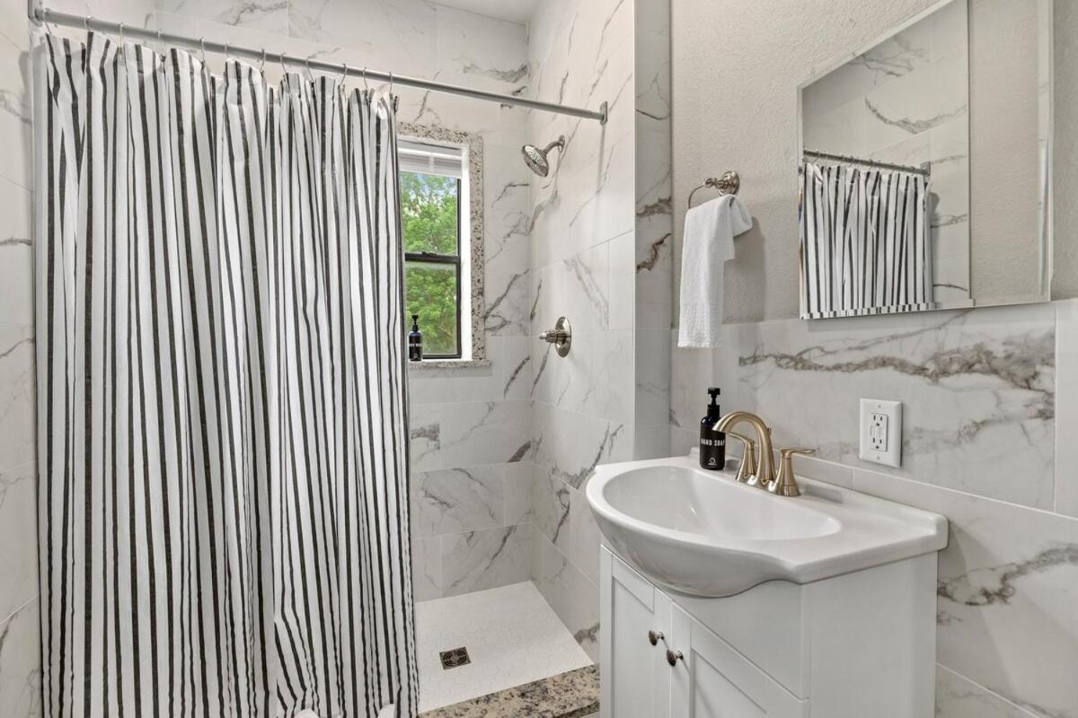 Apt on Town Square - Ultimate DT Fay Location - Housity