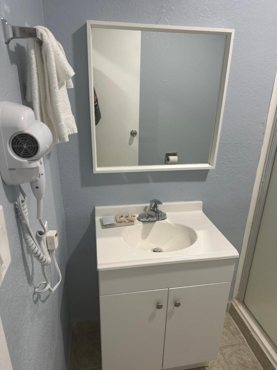 Econo Lodge I-5 at Rt 58 - Housity