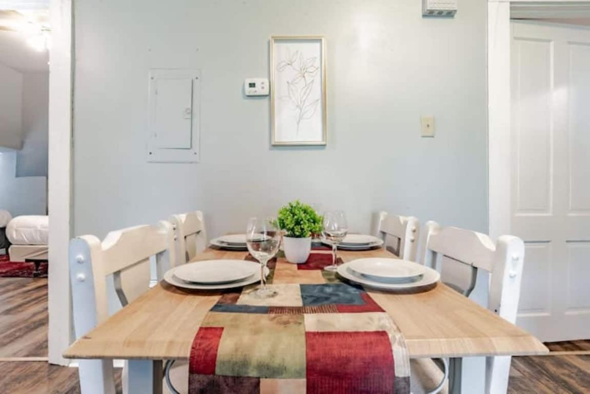 Dauphin District Darling #3-Downtown, Restaurants - Housity