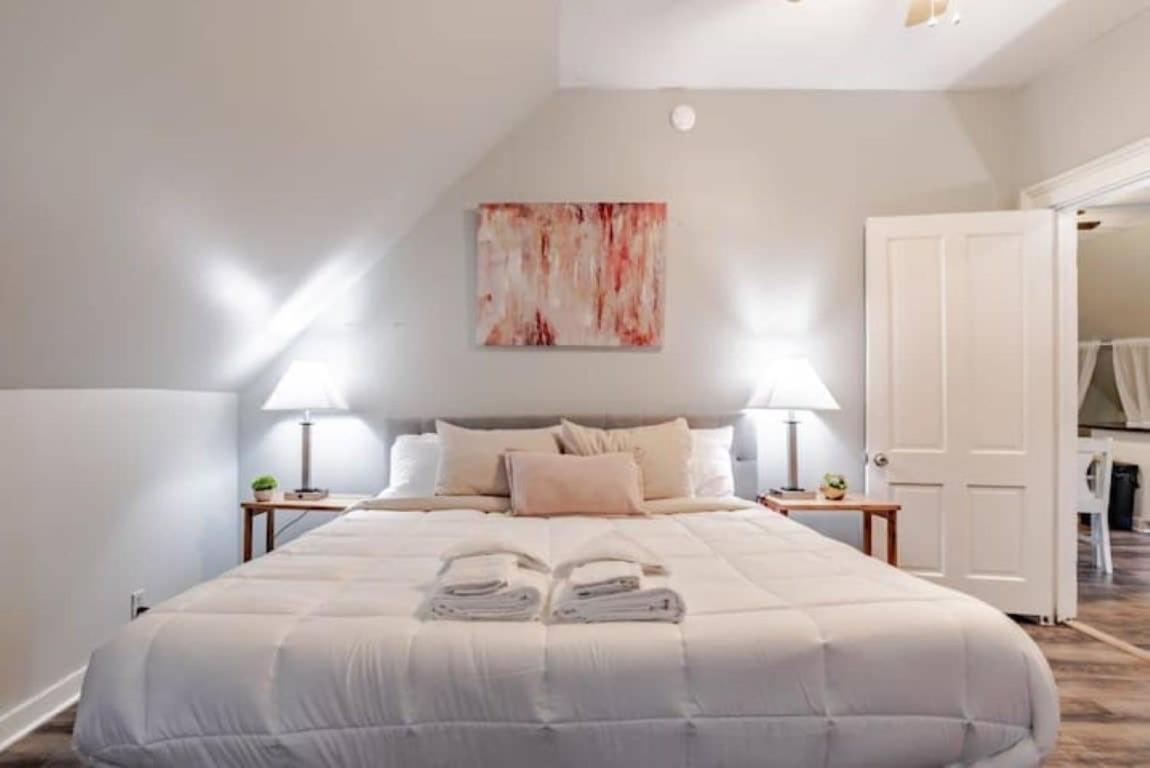 Dauphin District Darling #3-Downtown, Restaurants - Housity