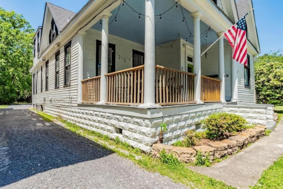 Dauphin District Darling #3-Downtown, Restaurants - Housity