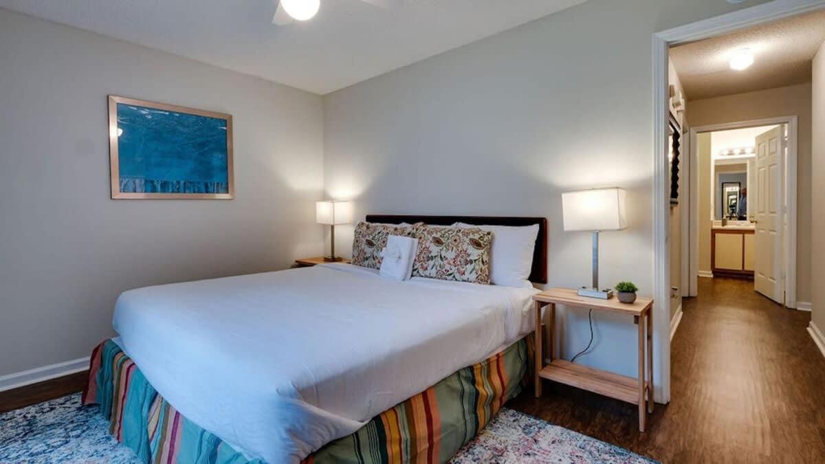 Coastal Haven- 10 mins to Gardens, 20 mins to Downtown! - Housity