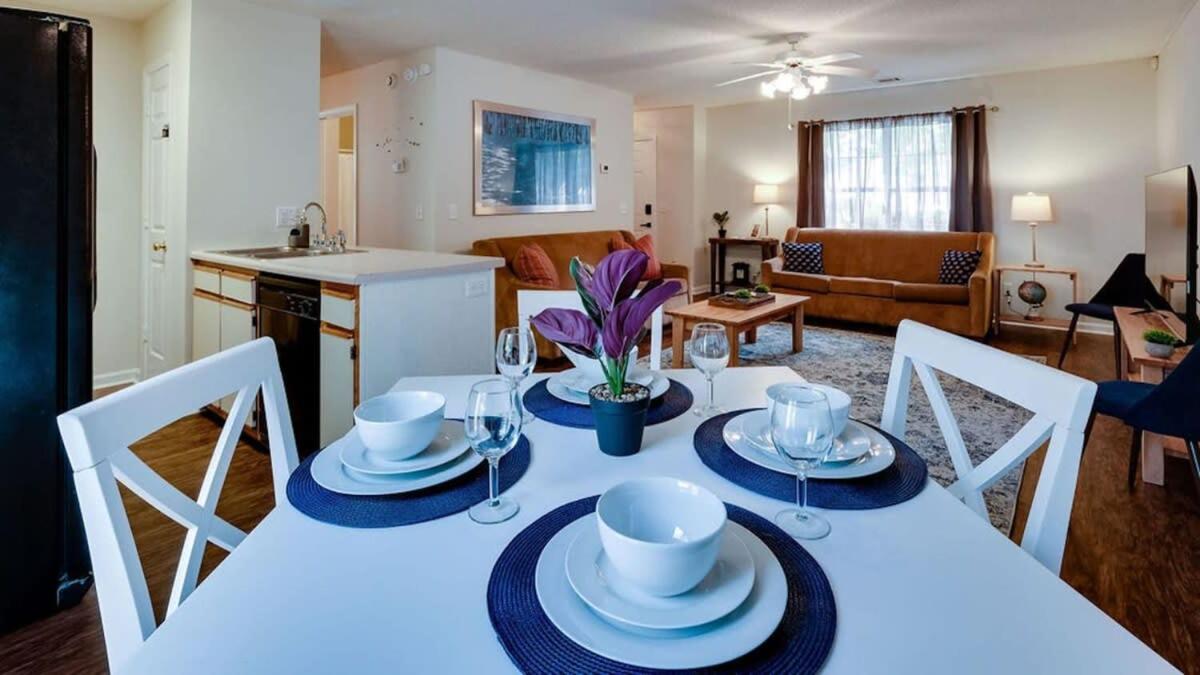 Coastal Haven- 10 mins to Gardens, 20 mins to Downtown! - Housity