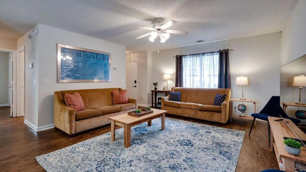 Coastal Haven- 10 mins to Gardens, 20 mins to Downtown! - Housity
