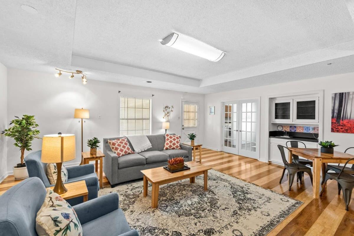 15 Min to LSU & Downtown Oak Hills Place Hideaway - Housity