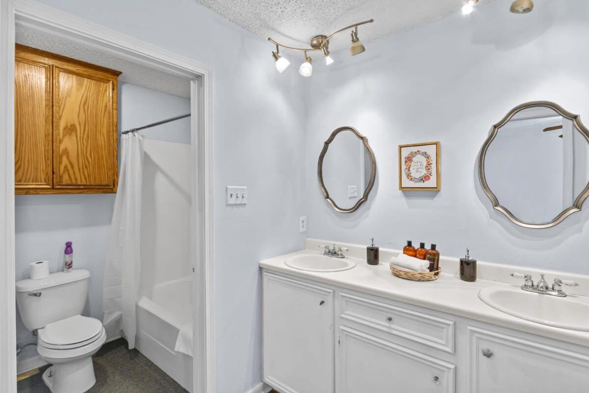 15 Min to LSU & Downtown Oak Hills Place Hideaway - Housity