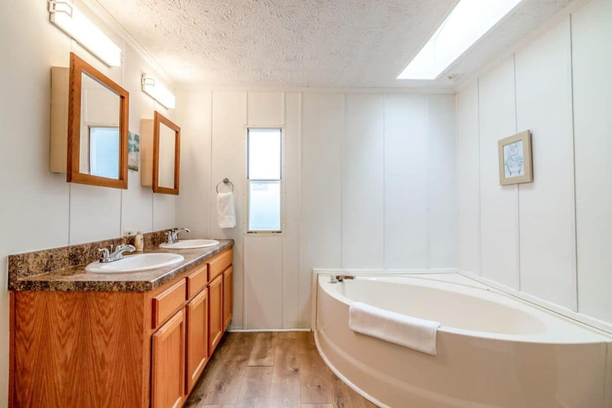 Cast Away Cove- Lake access and Boat ramp! - Housity