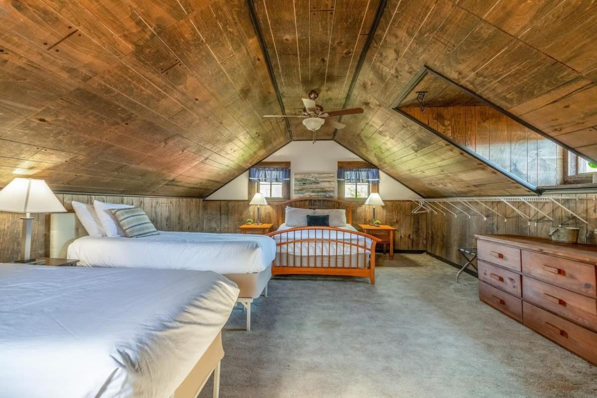 Sunfish Lodge Historic Cabin on Lakefront - Housity