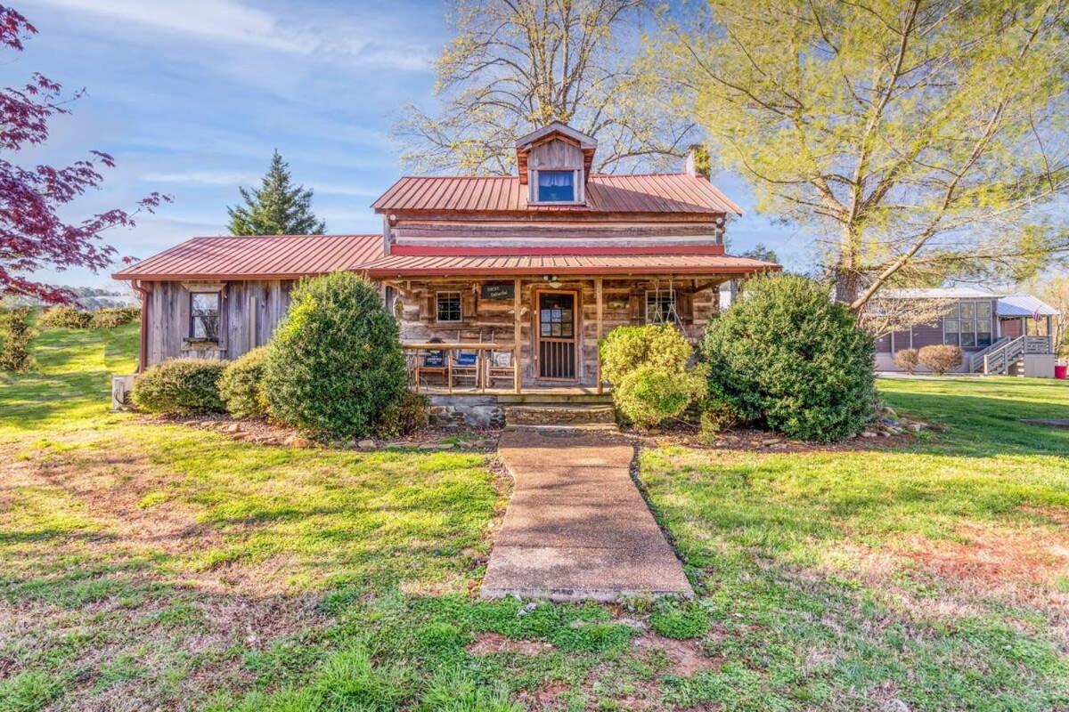 Sunfish Lodge Historic Cabin on Lakefront - Housity