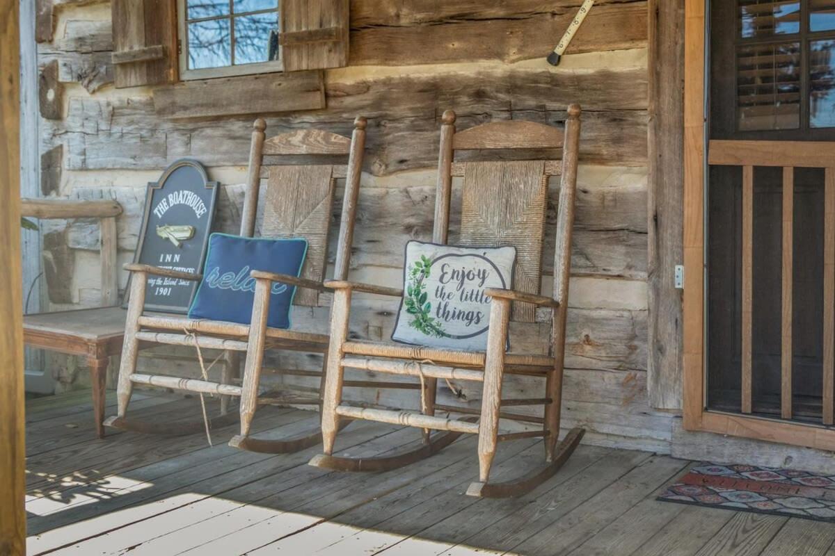 Sunfish Lodge Historic Cabin on Lakefront - Housity
