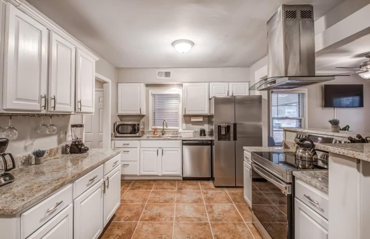 Colonial Acres Abode- East Memphis- 20 Mins to Downtown - Housity