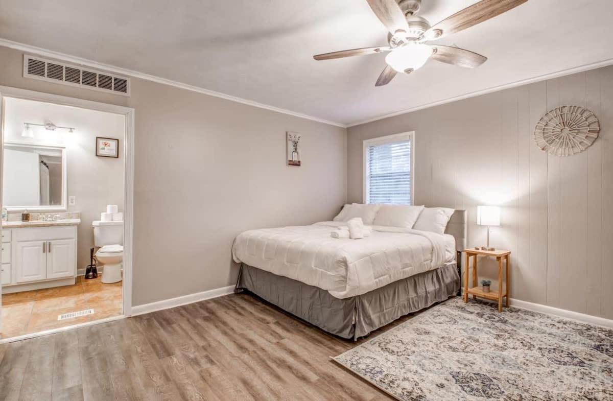 Colonial Acres Abode- East Memphis- 20 Mins to Downtown - Housity