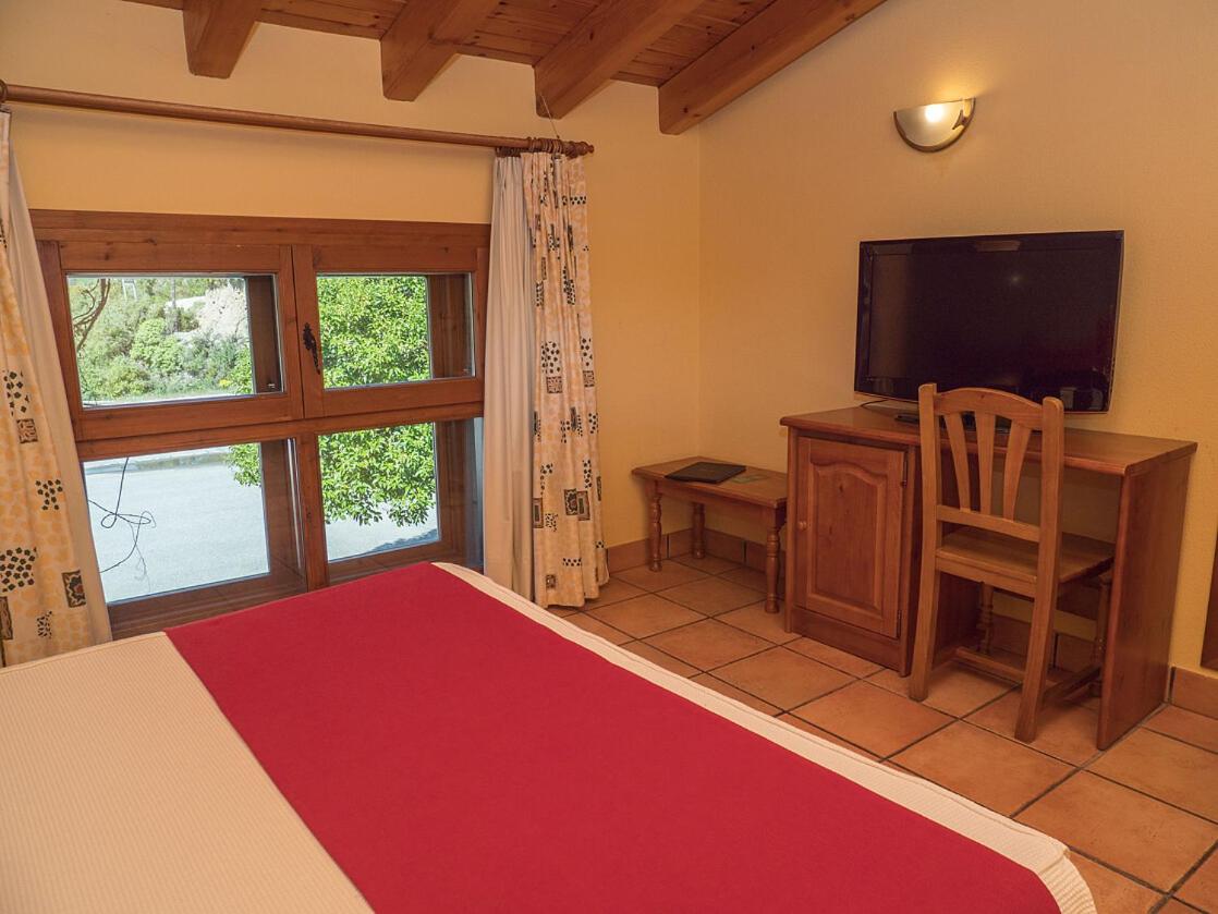 Una televisión o centro de entretenimiento en Hotel & SPA Peña Montañesa