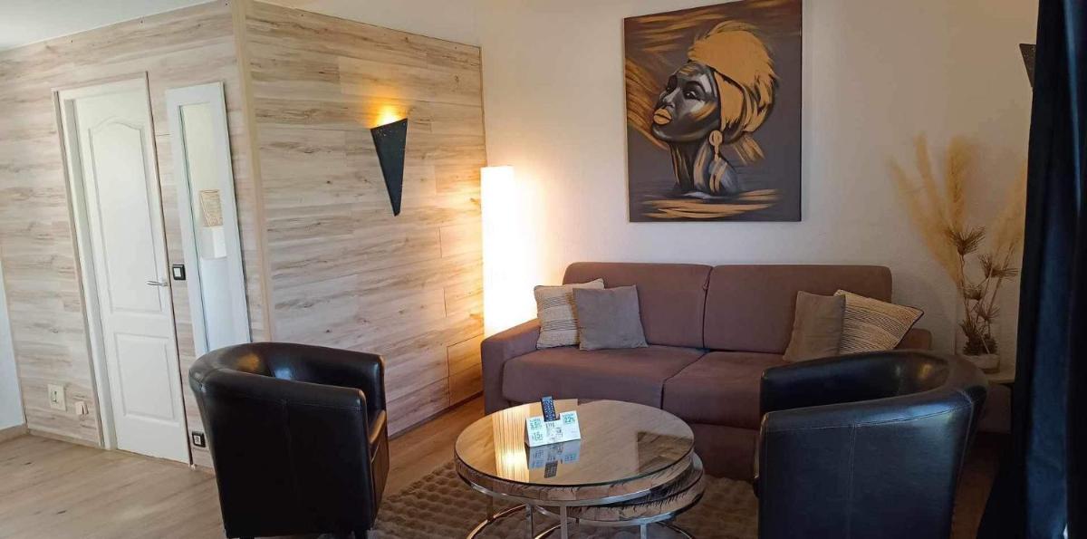 Coin salon dans l'établissement Logis Hôtel & Spa Déjeunez Sous L'Arbre
