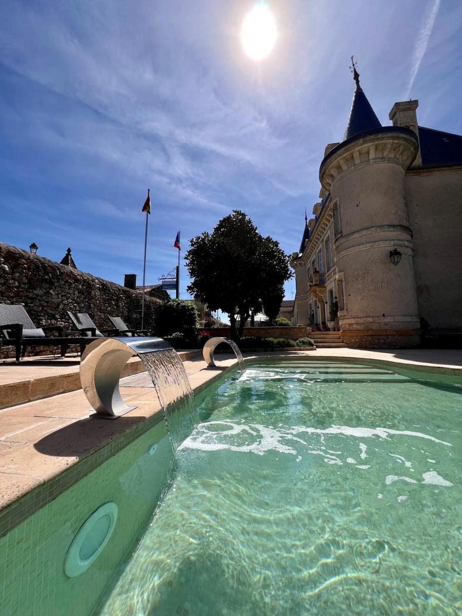 Piscine de l'établissement Château Hôtel Edward 1er ou située à proximité