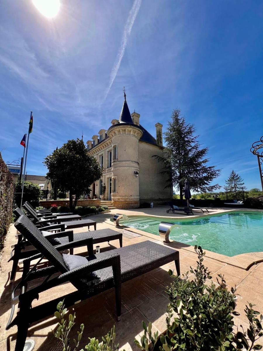 Piscine de l'établissement Château Hôtel Edward 1er ou située à proximité
