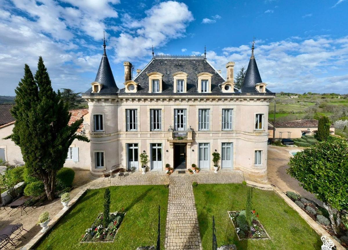 une propriété avec une grande maison et un jardin dans l'établissement Château Hôtel Edward 1er, à Monpazier