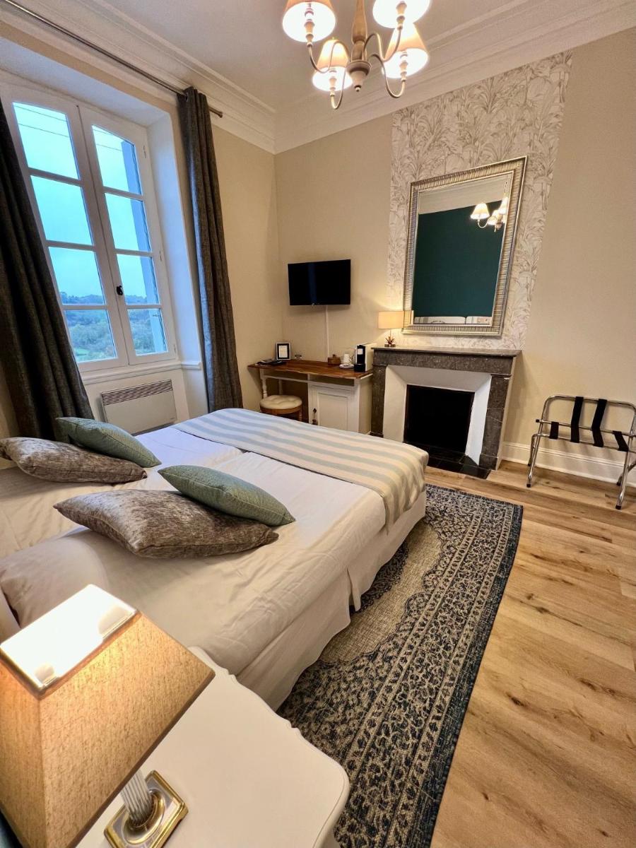 Télévision ou salle de divertissement dans l'établissement Château Hôtel Edward 1er