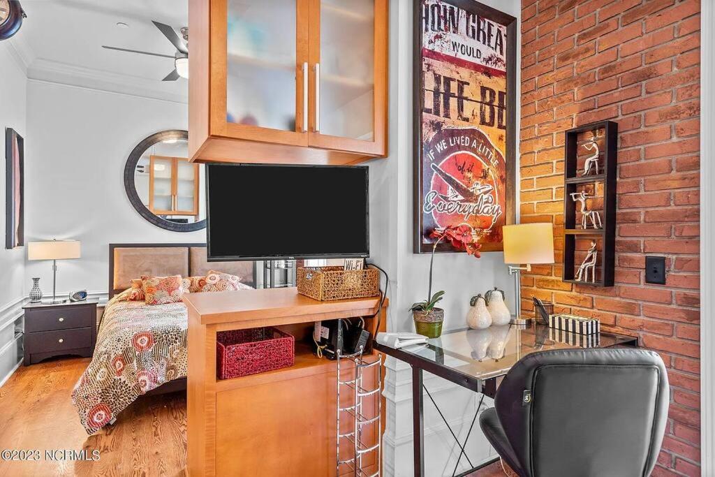 Downtown Condo*Balcony*River*Pet Friendly*Beach - Housity