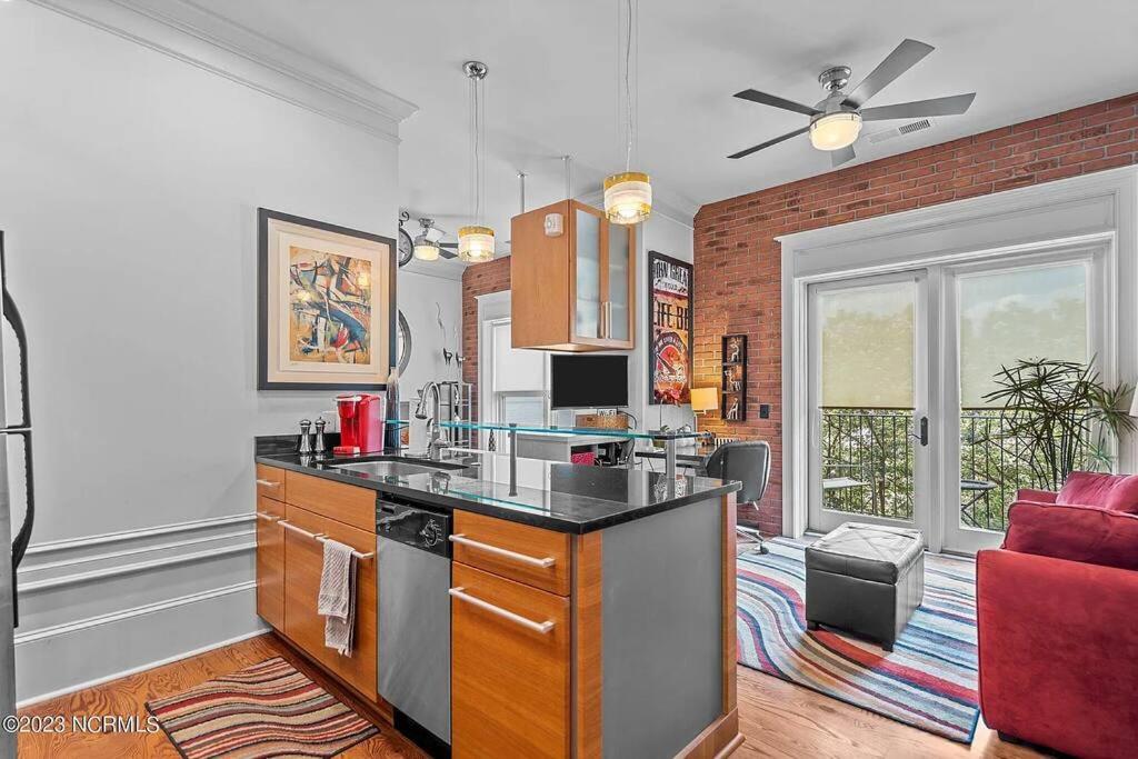 Downtown Condo*Balcony*River*Pet Friendly*Beach - Housity