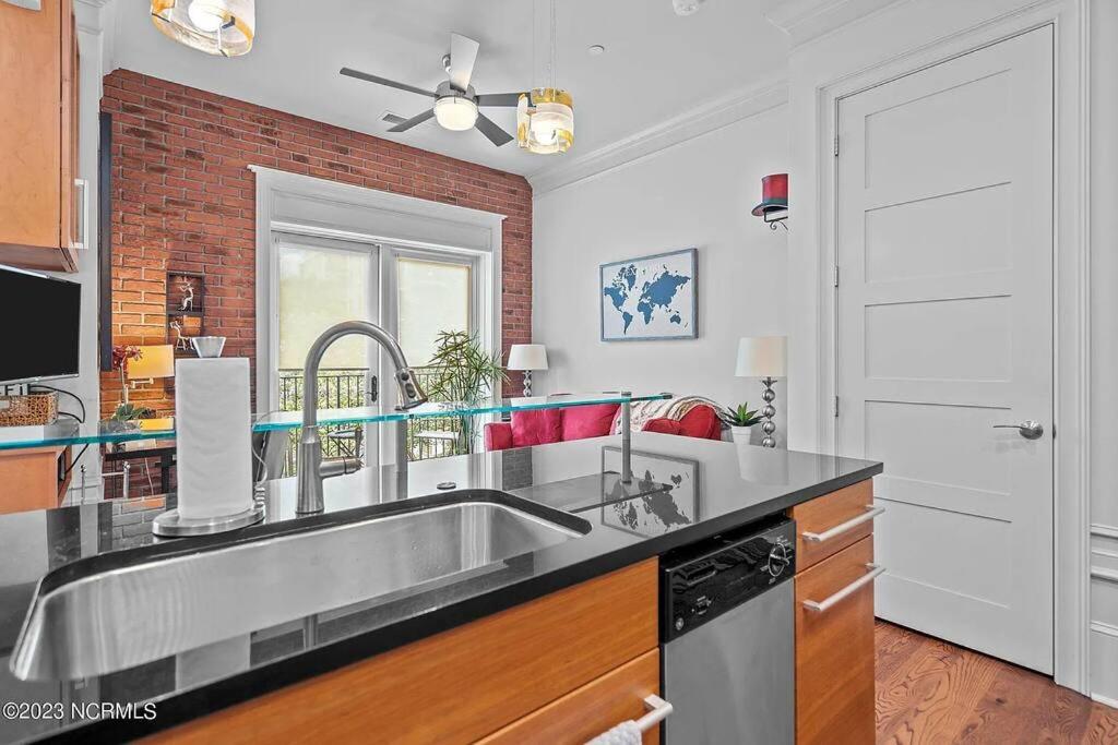 Downtown Condo*Balcony*River*Pet Friendly*Beach - Housity