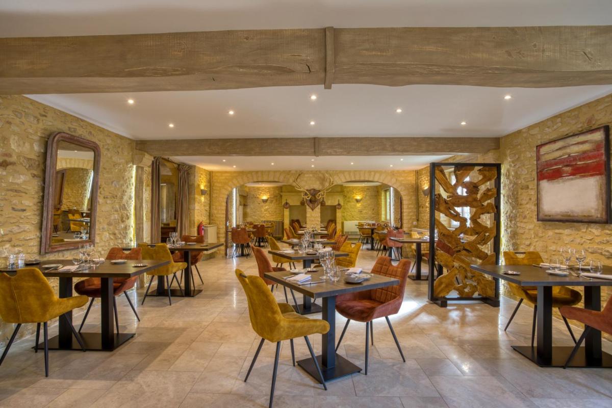 un restaurant avec des tables en bois et des chaises jaunes dans l'établissement Hotel Restaurant Laborderie, à Tamniès