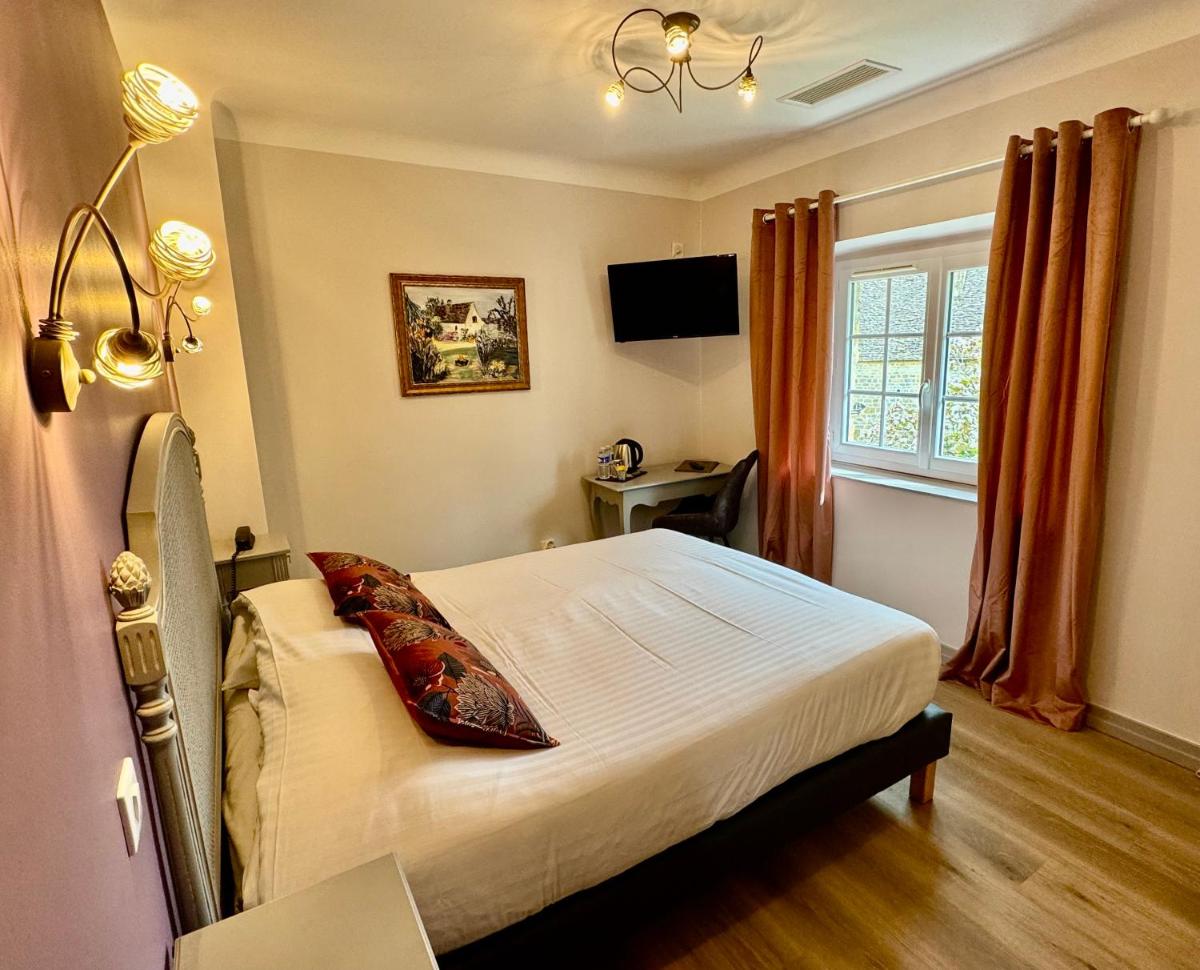 une chambre avec un lit, un bureau et une fenêtre dans l'établissement Hotel Restaurant Laborderie, à Tamniès