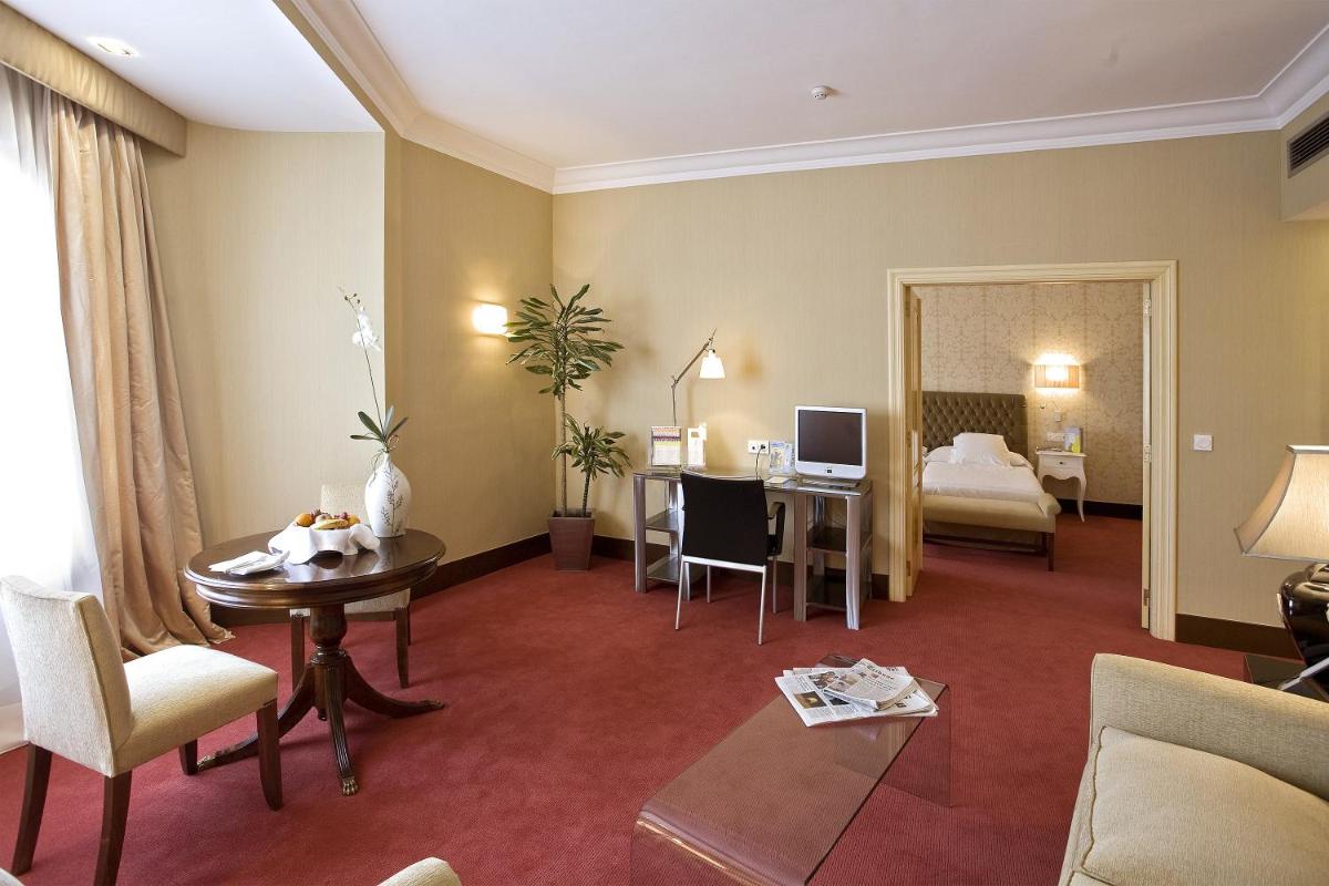 Hotel Carlton - Housity