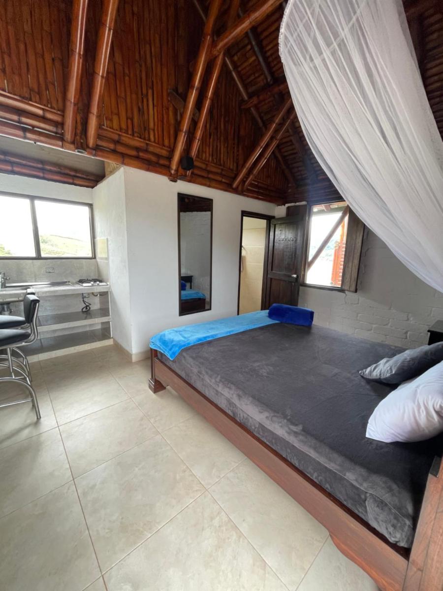 Hospedaje CLUB CEAN a orilla del Lago Calima - Housity