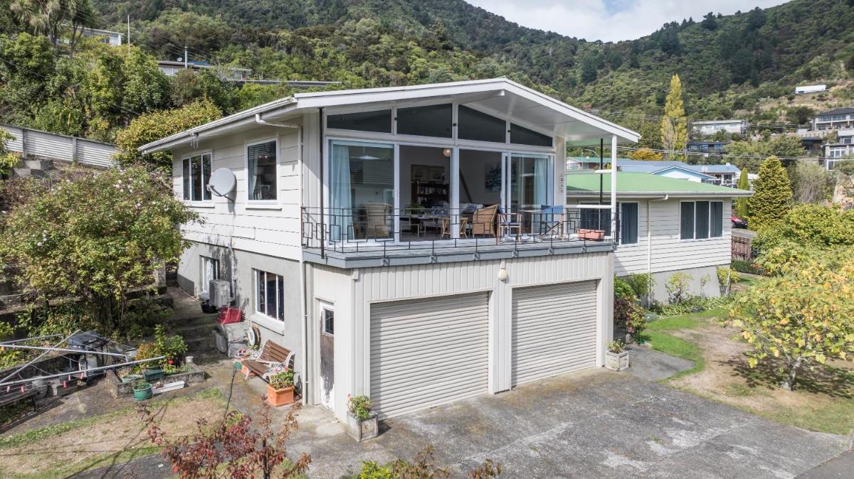 Sunny Seaview House 5 minute walk to town - Housity