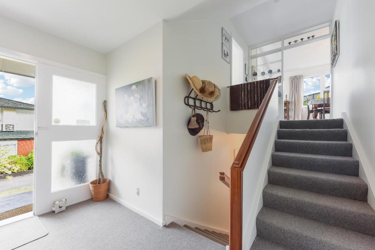 Sunny Seaview House 5 minute walk to town - Housity